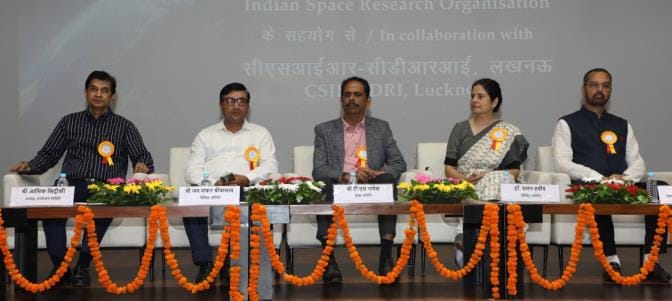 सीडीआरआई में आयोजित कार्यक्रम में मौजूद वैज्ञानिक और बच्चे। -संवाद सीडीआरआई में आयोजित कार्यक्रम में मौजूद वैज्ञानिक और बच्चे। -संवाद