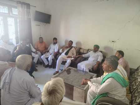 सरूरपुर। भूनी टोल पर व्यवस्था संभालने पहुंचे सिक्योरटी कर्मचारी। संवाद सरूरपुर। भूनी टोल पर व्यवस्था संभालने पहुंचे सिक्योरटी कर्मचारी। संवाद