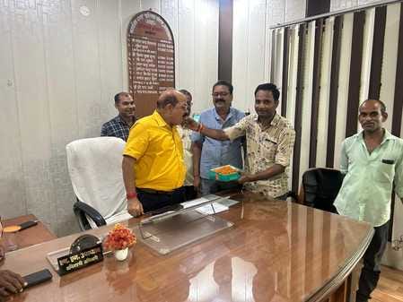 शाहजहांपुर में भूपेंद्र सिंह का स्वागत करते जन विकास मंच के पदाधिकारी। स्रोत: संस्था