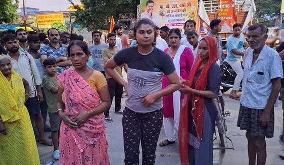 तोड़फो़ड़ के बाद सड़क पर क्षतिग्रस्त वैन कार। संवाद तोड़फो़ड़ के बाद सड़क पर क्षतिग्रस्त वैन कार। संवाद