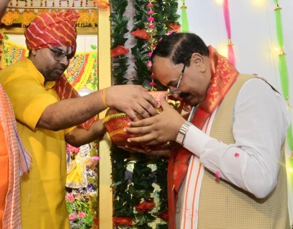 वसुधा फाउंडेशन ट्रस्ट की ओर से बृहस्पतिवार को गोमतीनगर सि्थत श्री राधामाधव देवस्थानम मंदिर में वसुधा फाउंडेशन ट्रस्ट की ओर से बृहस्पतिवार को गोमतीनगर सि्थत श्री राधामाधव देवस्थानम मंदिर में