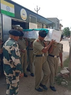 19जेएनडी40: शमशेर सिंह के बेटे को तिरंगा सौंपते हुए अधिकारी। ग्रामीण