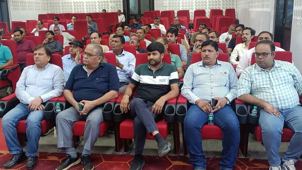 आईटीआई में आयोजित बैठक के दौरान मुख्य पर्यावरण अधिकारी प्रवीण कुमार को ज्ञापन देते उद्यमी पंकज आईटीआई में आयोजित बैठक के दौरान मुख्य पर्यावरण अधिकारी प्रवीण कुमार को ज्ञापन देते उद्यमी पंकज