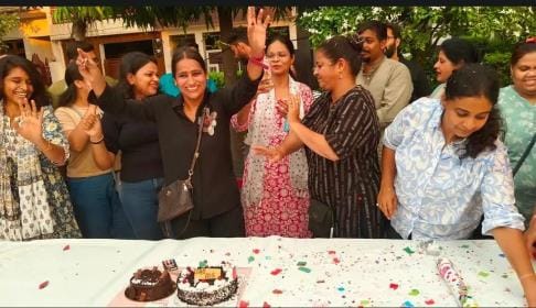 आवारा कुत्तों को लेकर सुप्रीम कोर्ट के आदेश के बाद केक काटकर जश्न मनाते पशु प्रेमी। आवारा कुत्तों को लेकर सुप्रीम कोर्ट के आदेश के बाद केक काटकर जश्न मनाते पशु प्रेमी।