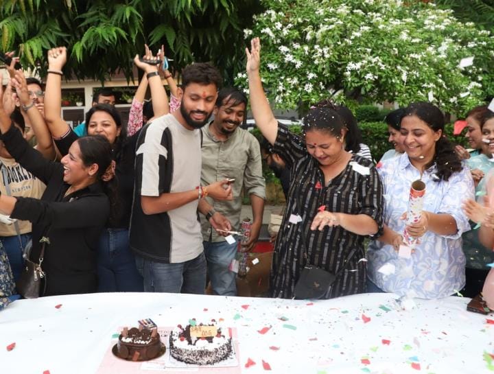 आवारा कुत्तों को लेकर सुप्रीम कोर्ट के आदेश के बाद केक काटकर जश्न मनाते पशु प्रेमी। आवारा कुत्तों को लेकर सुप्रीम कोर्ट के आदेश के बाद केक काटकर जश्न मनाते पशु प्रेमी।