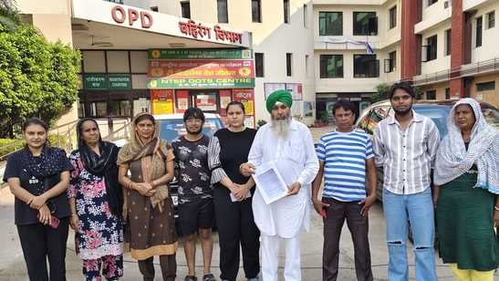 अंबाला छावनी के नागरिक अस्पताल में हुए फर्जीवाड़े की जानकारी देते इनेलो प्रदेश प्रवक्ता। स्वंय अंबाला छावनी के नागरिक अस्पताल में हुए फर्जीवाड़े की जानकारी देते इनेलो प्रदेश प्रवक्ता। स्वंय