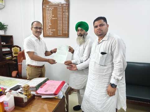अंबाला छावनी रेलवे स्टेशन पर पिक एंड ड्रॉप योजना को खत्म करने के लिए वरिष्ठ डीसीएम को मांग पत्र अंबाला छावनी रेलवे स्टेशन पर पिक एंड ड्रॉप योजना को खत्म करने के लिए वरिष्ठ डीसीएम को मांग पत्र
