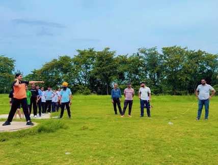 अंबाला सिटी के राजीव गांधी स्टेडियम में चल रही प्रतियोगिता में  लंबी कूद लगाती खिलाड़ी: संवाद