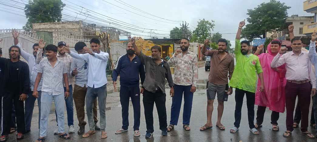 अवैध डंपरों पर रोक की मांग को लेकर रोड जाम कर प्रदर्शन