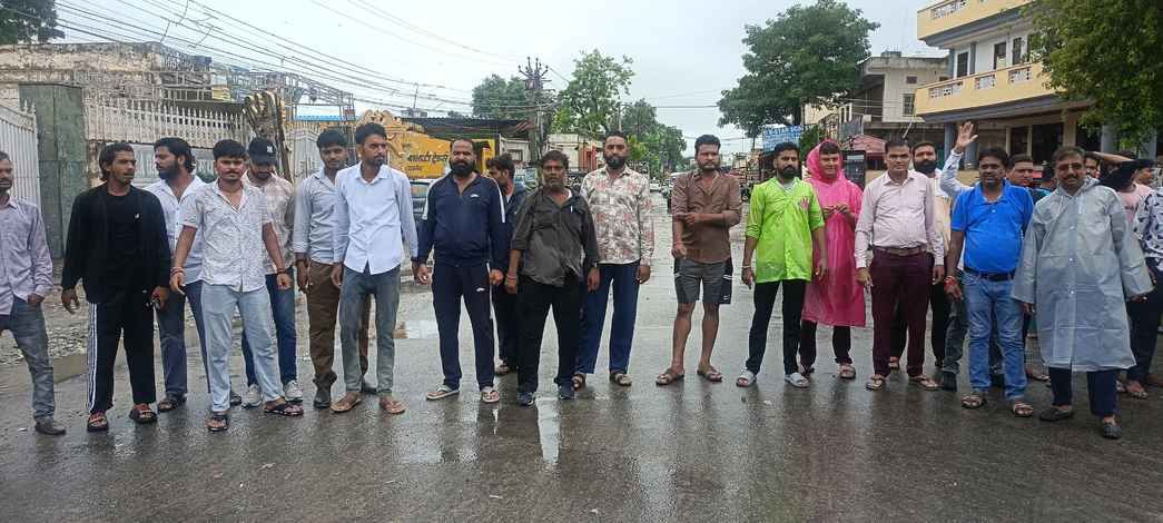अवैध डंपरों पर रोक की मांग को लेकर रोड जाम कर प्रदर्शन