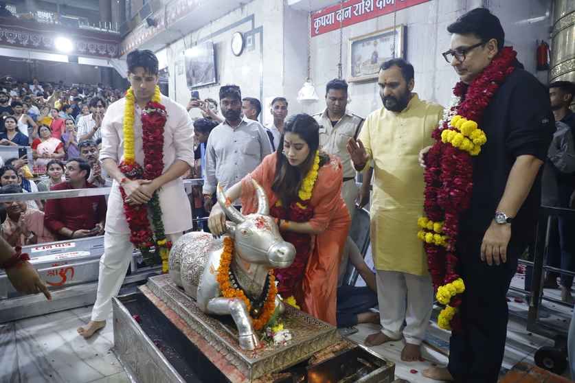 अभिनेत्री जान्हवी कपूर और अभिनेता सिद्धार्थ मल्होत्रा 