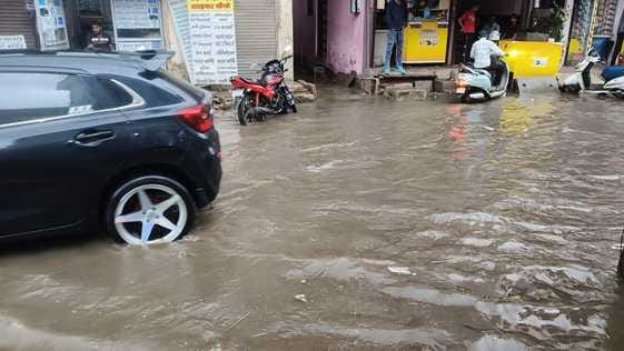 भाड़ावास गेट मार्ग पर पास जमा बारिश का पानी। संवाद भाड़ावास गेट मार्ग पर पास जमा बारिश का पानी। संवाद