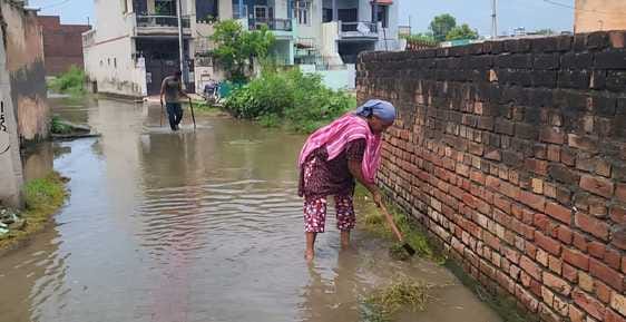 बराड़ा के मुख्य बाजारों में जलभराव के कारण हालात। संवाद