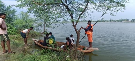 बाढ़ का घटा पानी। दवा बांटती स्वास्थ्य विभाग की टीम। बाढ़ का घटा पानी। दवा बांटती स्वास्थ्य विभाग की टीम।