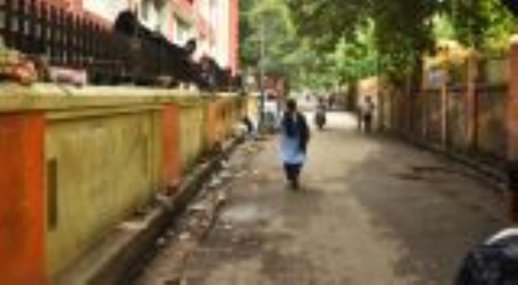 डफरिन अस्पताल के बाहर खाली हुई सड़क।