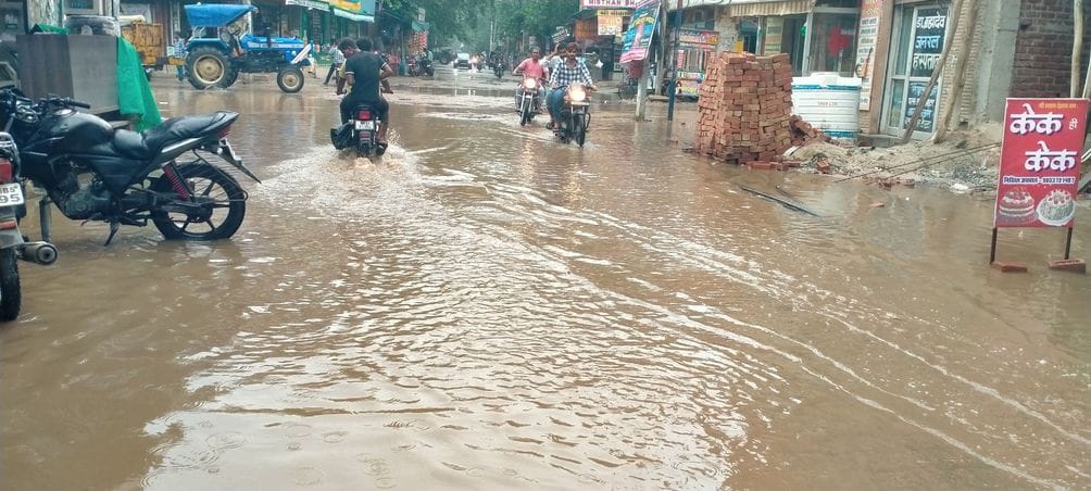फोटो संख्या:67-शनिवार को महेंद्रगढ़ में हुई बारिश के बाद बालाजी चौक पर भरा बारिश का पानी - फोटो संख्या:67-शनिवार को महेंद्रगढ़ में हुई बारिश के बाद बालाजी चौक पर भरा बारिश का पानी -
