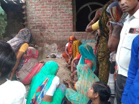 घुंघचाई क्षेत्र में युवक की मौत के बाद विलाप करते परिजन। संवाद घुंघचाई क्षेत्र में युवक की मौत के बाद विलाप करते परिजन। संवाद