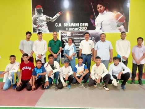 जिला स्तरीय स्कूल खेल प्रतियोगिता में शतरंज प्रतियोगिता में चला चलते खिलाड़ी।