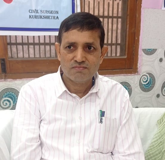 कुरुक्षेत्र। एचआईवी पीड़ित रोगी से बातचीत करते एचआईवी एड्स काउंसलर बलविंद्र सिंह। संवाद