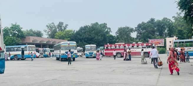 कुरुक्षेत्र। रोडवेज परिसर में खड़ी बसें। संवाद कुरुक्षेत्र। रोडवेज परिसर में खड़ी बसें। संवाद