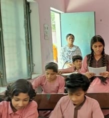 कस्तूरबा गांधी बालिका आवासीय विद्यालय बनत में बच्चों से जानकारी लेते जिलाधिकारी अरविंद कुमार च कस्तूरबा गांधी बालिका आवासीय विद्यालय बनत में बच्चों से जानकारी लेते जिलाधिकारी अरविंद कुमार च