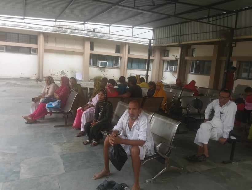 कैथल। जिला नागरिक अस्पताल में अल्ट्रासाउंड केंद्र के बाहर लगी भीड़। संवाद कैथल। जिला नागरिक अस्पताल में अल्ट्रासाउंड केंद्र के बाहर लगी भीड़। संवाद