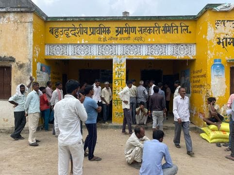 कादरचौक में यूरिया लेने को लगी किसानों की लाइन। संवाद