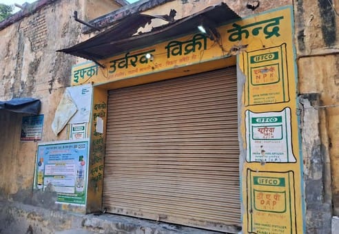 कादरचौक में यूरिया लेने को लगी किसानों की लाइन। संवाद