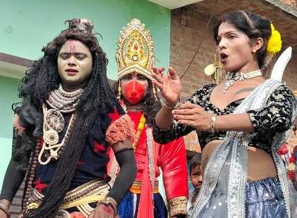 कुंदरकी के ग्राम पंडिया में मिकली फूलडोल शोभायात्रा में शामिल रामदरवार की झांकी संवाद कुंदरकी के ग्राम पंडिया में मिकली फूलडोल शोभायात्रा में शामिल रामदरवार की झांकी संवाद