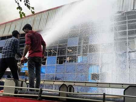 खुशखेड़ा औद्योगिक क्षेत्र में ऑटो पार्ट्स बनाने वाली कंपनी में लगी आग। संवाद खुशखेड़ा औद्योगिक क्षेत्र में ऑटो पार्ट्स बनाने वाली कंपनी में लगी आग। संवाद