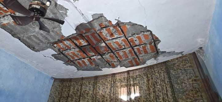 मानकपुर आदमपुर गांव में बिजली गिरने के बाद प्रशासनिक टीम नुकसान का जायजा लेती हुई