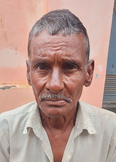 पश्चिम नगला को जाने वाली दलदल से भरी सड़क दिखाते ग्रामीण। संवाद पश्चिम नगला को जाने वाली दलदल से भरी सड़क दिखाते ग्रामीण। संवाद