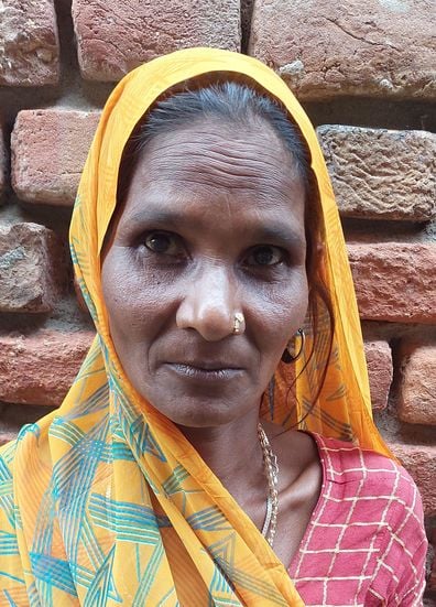पश्चिम नगला को जाने वाली दलदल से भरी सड़क दिखाते ग्रामीण। संवाद पश्चिम नगला को जाने वाली दलदल से भरी सड़क दिखाते ग्रामीण। संवाद