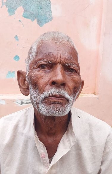 पश्चिम नगला को जाने वाली दलदल से भरी सड़क दिखाते ग्रामीण। संवाद पश्चिम नगला को जाने वाली दलदल से भरी सड़क दिखाते ग्रामीण। संवाद