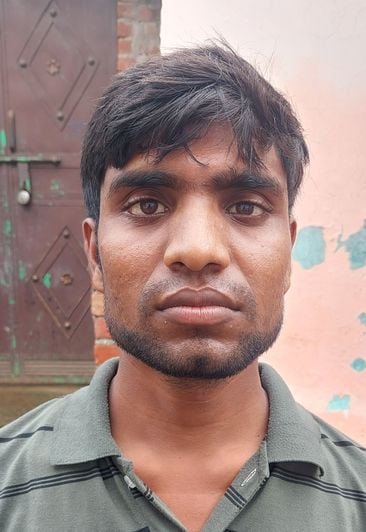 पश्चिम नगला को जाने वाली दलदल से भरी सड़क दिखाते ग्रामीण। संवाद पश्चिम नगला को जाने वाली दलदल से भरी सड़क दिखाते ग्रामीण। संवाद