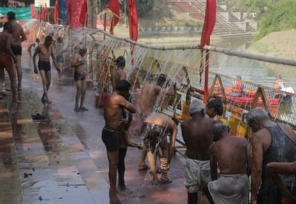 शनि मंदिर पर भक्तों की भारी भीड़