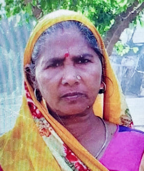 पोस्टमार्टम में बैठे मृतक ओमकार के परिजन।संवाद