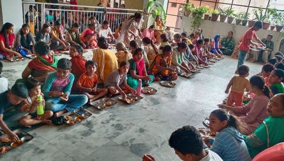 पुवायां के गांव रतनपुर कुंडा में रासलीला प्रस्तुत करते कलाकार। संवाद