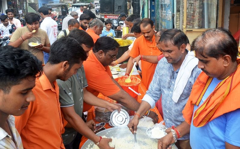 पुवायां के गांव रतनपुर कुंडा में रासलीला प्रस्तुत करते कलाकार। संवाद