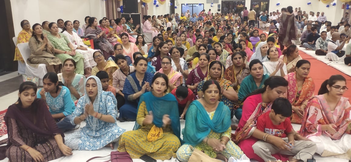 शहर के अग्रवाल भवन सेक्टर-9 में श्रीकृष्ण छटी महोत्सव में प्रवचन करते हुए साक्षी गोपाल। प्रवक्त