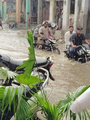 ऊन में शुक्रवार शाम हुई बारिश से शिवपुरी में हुआ जलभराव। संवाद