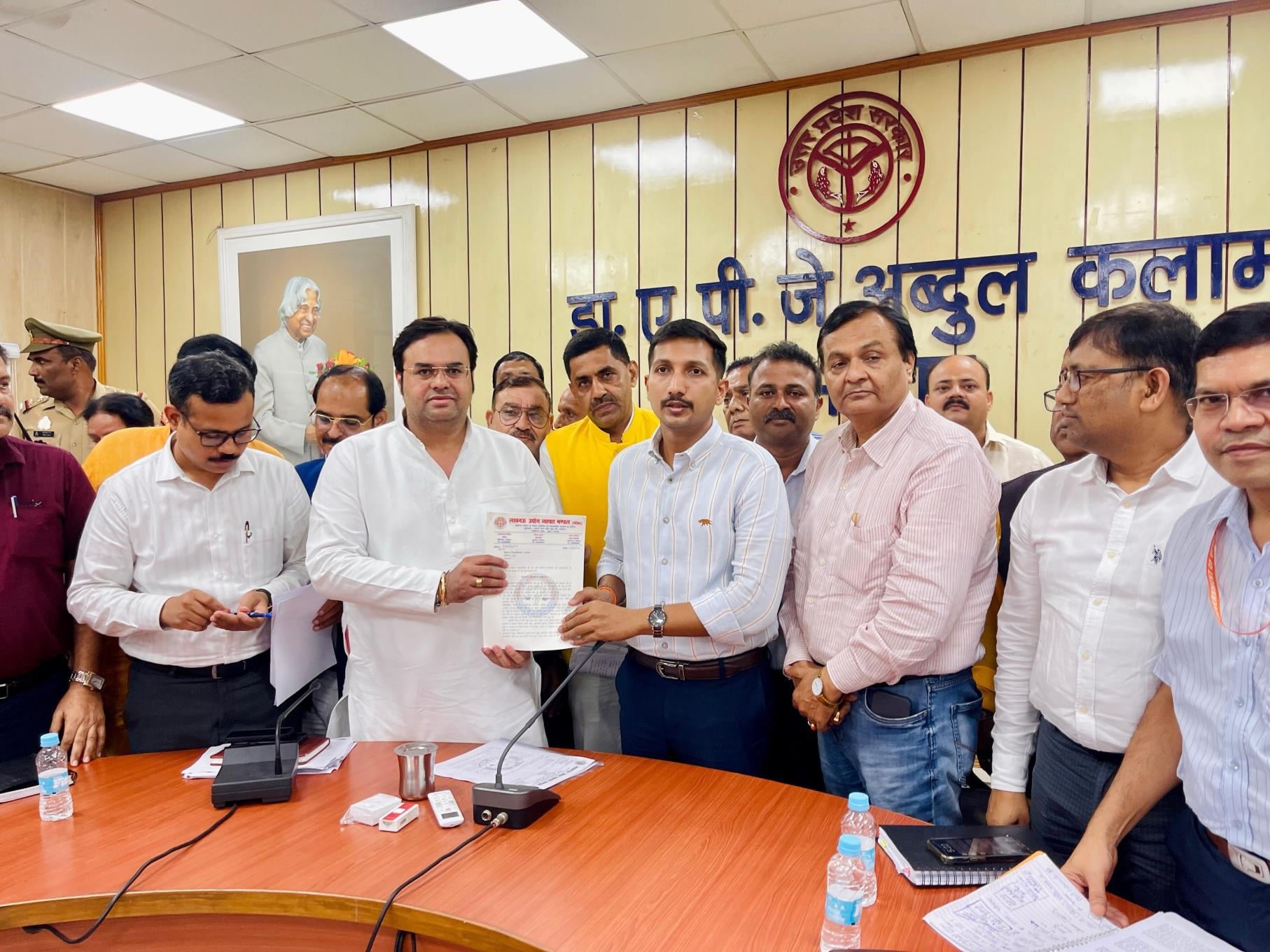 व्यापार बंधु की बैठक में डीएम और व्यापारी। व्यापार बंधु की बैठक में डीएम और व्यापारी।
