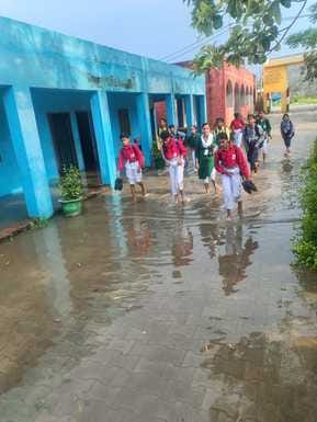 106....मूनक राजकीय कन्या हाई स्कूल में भरा पानी। संवाद 106....मूनक राजकीय कन्या हाई स्कूल में भरा पानी। संवाद