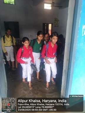 106....मूनक राजकीय कन्या हाई स्कूल में भरा पानी। संवाद 106....मूनक राजकीय कन्या हाई स्कूल में भरा पानी। संवाद