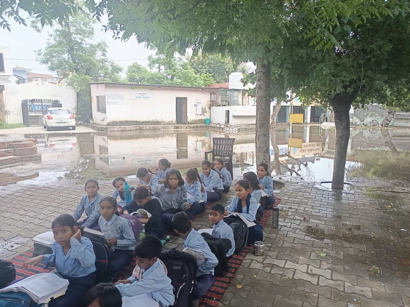 106....मूनक राजकीय कन्या हाई स्कूल में भरा पानी। संवाद 106....मूनक राजकीय कन्या हाई स्कूल में भरा पानी। संवाद