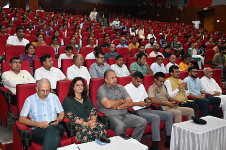 116...राष्ट्रीय अंतरिक्ष दिवस पर डा. मंगलसेन सभागार में आयोजित कार्यक्रम का दीप जलाकर शुभारंभ क 116...राष्ट्रीय अंतरिक्ष दिवस पर डा. मंगलसेन सभागार में आयोजित कार्यक्रम का दीप जलाकर शुभारंभ क