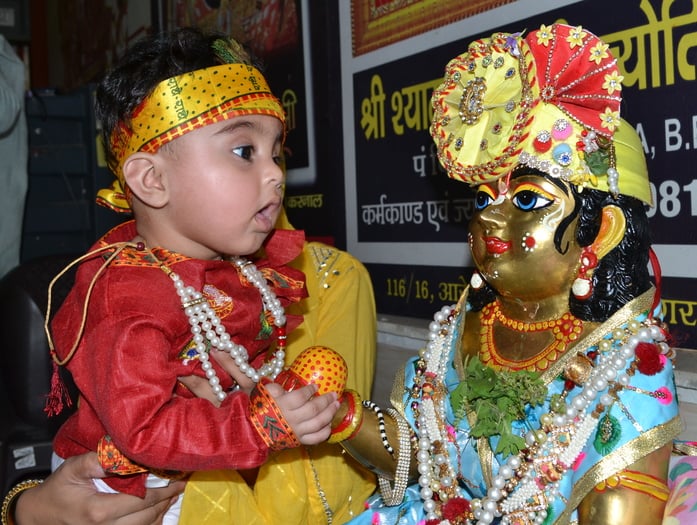 14...महादेव मंदिर अंसल टाऊन में श्रीकृष्ण जी की छठी के अवसर पर भजनो पर डांस करती महिलाएं। संवाद