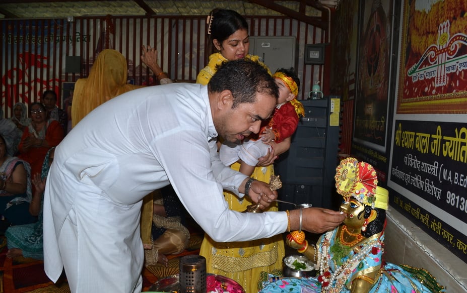 14...महादेव मंदिर अंसल टाऊन में श्रीकृष्ण जी की छठी के अवसर पर भजनो पर डांस करती महिलाएं। संवाद