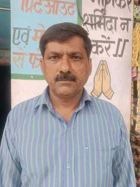 अभियान ..... हसनपुर लुहारी में बस स्टैंड पर गड्ढे के बीच से जाते लोग । संवाद अभियान ..... हसनपुर लुहारी में बस स्टैंड पर गड्ढे के बीच से जाते लोग । संवाद