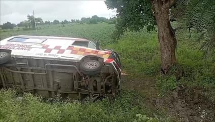 एम्बुलेंस पलटी, प्रसूता की करवानी पड़ी यही डिलेवरी